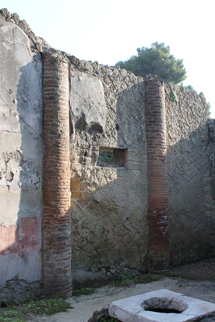 V.35 Herculaneum. March 2014. Detail from east wall of courtyard 12.
Foto Annette Haug, ERC Grant 681269 DÉCOR